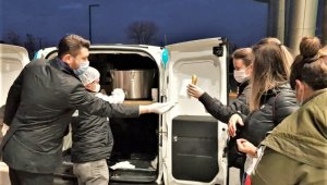 Sağlık çalışanlarına sıcak çorba ve simit ikramı