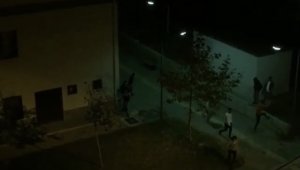 Saklandığı duvarın arkasından polise 'Gel' diye bağırdı