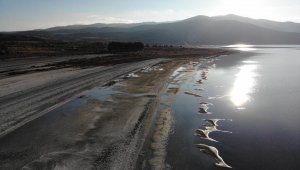Salda Gölü'nde küçük adacıklar oluştu