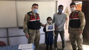 Sarıkamış'ta jandarma öğrencilere tablet dağıttı