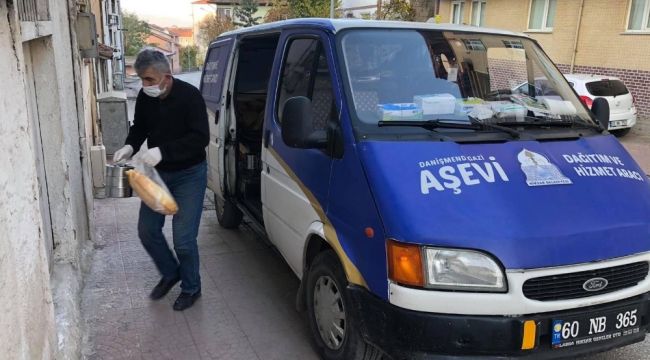 Sıcak yemekler evlere ulaştırıldı
