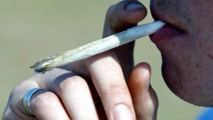 Sigara içmek yasak, esrar içmek serbest