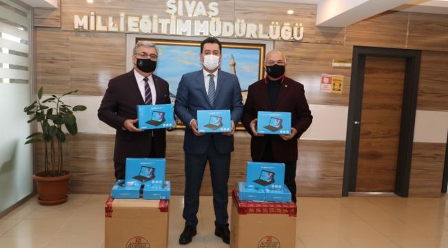 Sivas'ta ihtiyaç sahibi öğrencilere tablet desteği
