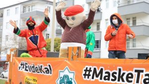 Sokağa çıkamayanlara kamyonet kasasında moral konseri