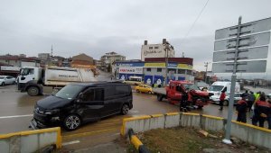 Sokağa çıkma kısıtlamasında iki araç çarpıştı