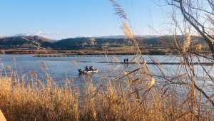 Su yükseldi 6 kişi adacıkta mahsur kaldı