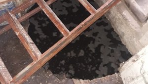 Talihsiz kadın 3 metrelik çukura düştü