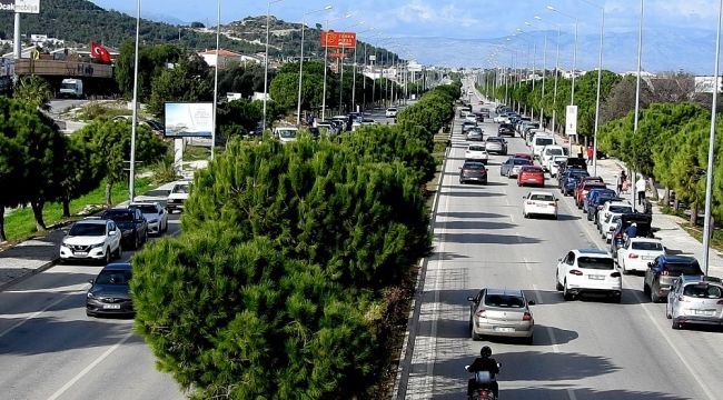 Tatilciler kısıtlama öncesi Çeşme'ye akın etti
