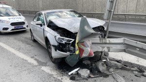 TEM Otoyolu'nda otomobil bariyerlere ok gibi saplandı
