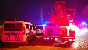 Trafik cezası yiyince yarı çıplak yüksek gerilim hattına çıktı