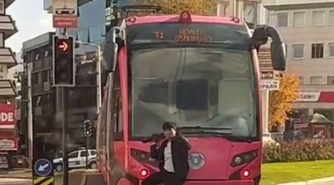 Tramvay arkasında tehlikeli yolculuk