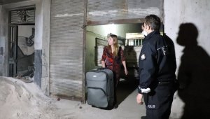 Yeni eşi dövdü, sığındığı eski eşi depoya kapattı