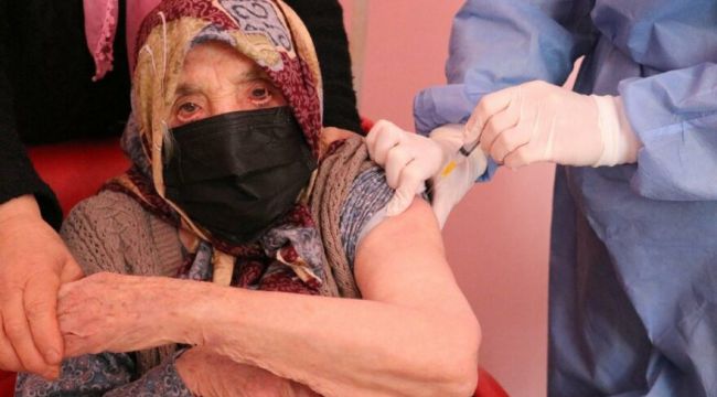 103 yaşında koronavirüs aşısı oldu