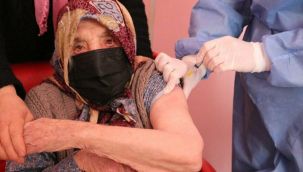 103 yaşında koronavirüs aşısı oldu