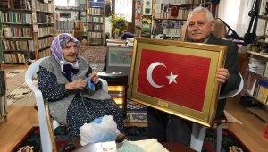 118 yaşındaki Zeliha nineden Mehmetçik'e hediye