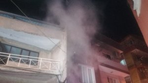 2 katlı binadaki yangını fark eden bekçiler olası faciayı önledi