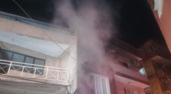 2 katlı binadaki yangını fark eden bekçiler olası faciayı önledi