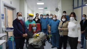 26 gün solunum cihazına bağlı kaldı, alkışlarla taburcu oldu