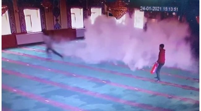 Isparta'da 5 çocuk yangın tüpü sıkarak bir camiye zarar verdi