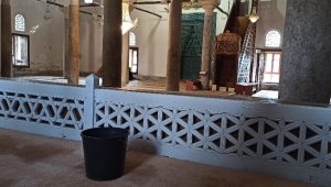 700 yıllık camide, yağmura karşı "kovalı çözüm"