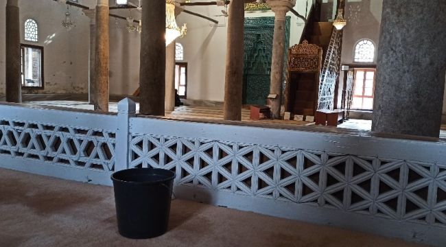 700 yıllık camide, yağmura karşı "kovalı çözüm"