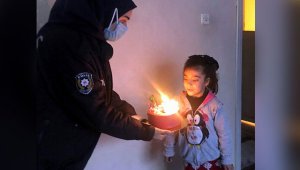 8 yaşındaki Rabia'ya polis sürprizi