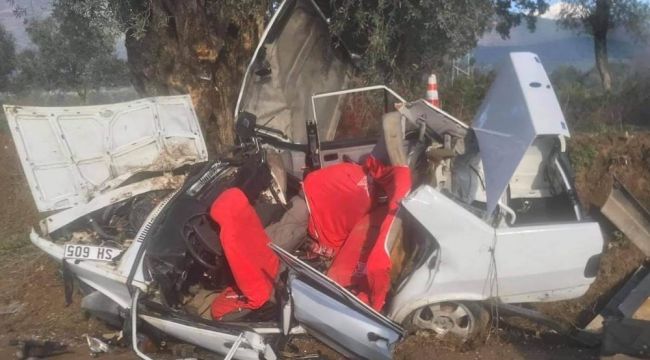 Ağaca çarptı, bölündü: 2 ölü, 3 yaralı