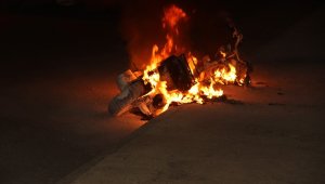 Akılalmaz olay: seyir halindeki motosiklet alev aldı