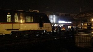 Altgeçit suyla doldu, raylardan geçmek isterken trenin altında kaldı