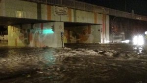 Araçlar sürüklendi, birçok evi su bastı