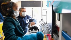 Bakan Selçuk, EBA Mobil aracında canlı derse katıldı