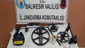 Balıkesir'de izinsiz kazıda 3 lahit ele geçirildi