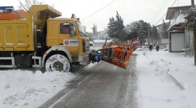 Balıkesir'de kar yağışı nedeniyle 225 kırsal mahalle yolu kapandı