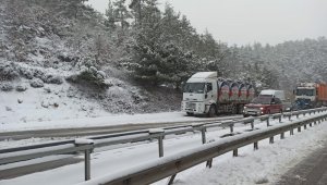 Balıkesir'de karla mücadele çalışmaları sürüyor