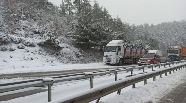 Balıkesir'de karla mücadele çalışmaları sürüyor