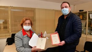 Başkan Gümrükçü görme engelliler için kitap seslendirdi