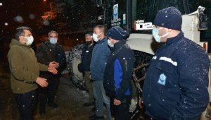 Başkan Yılmaz'dan gece kar mesaisi
