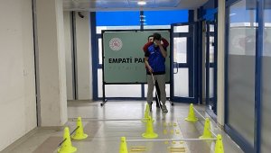 Beyaz baston ile yürümekte zorlandılar