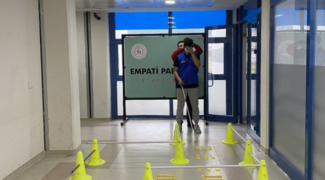 Beyaz baston ile yürümekte zorlandılar