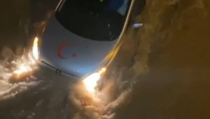 1 hafta önce aldığı arabasıyla sele kapıldı