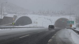 Bolu Dağı'nda şiddetli kar yağışı etkili oluyor