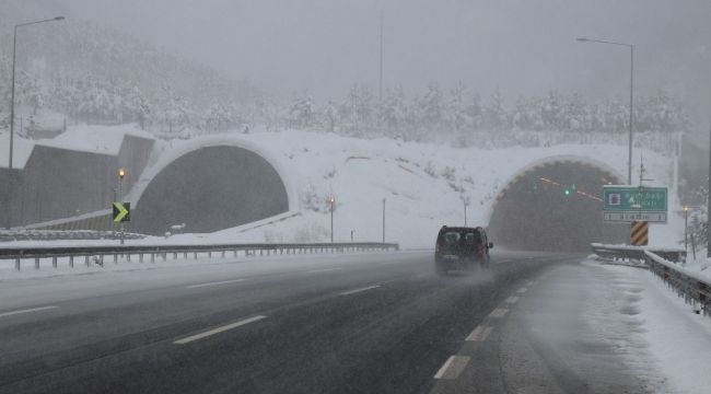 Bolu Dağı'nda şiddetli kar yağışı etkili oluyor
