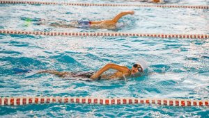 Buca'nın minik yüzücüleri şampiyonaya hazırlanıyor