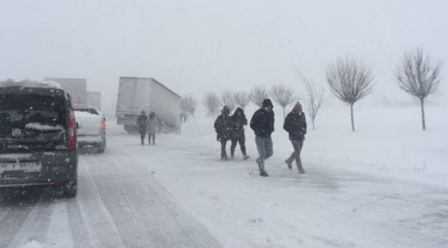 Bursa-İzmir otobanı kar yağışı sebebiyle trafiğe kapandı