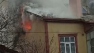 Cenazelerinin arkasından 'pişi' yapınca evi yaktılar