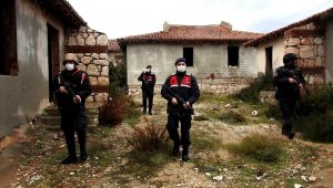 Çeşme'de harabe binalarda mülteci arandı