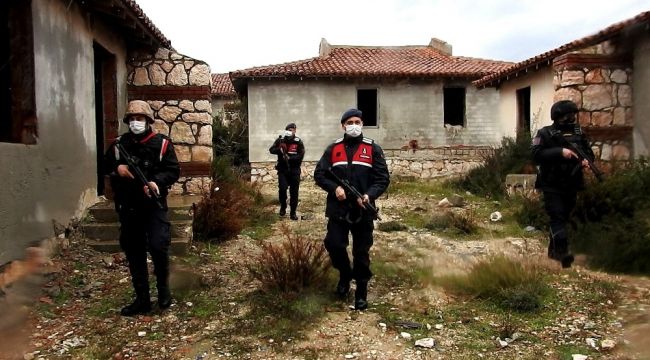 Çeşme'de harabe binalarda mülteci arandı