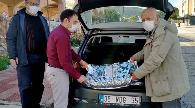 Çeşme'deki mahalle muhtarı sokak hayvanlarına sahip çıkıyor