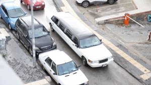 Dar sokakta limuzin sürücüsünün zor anları