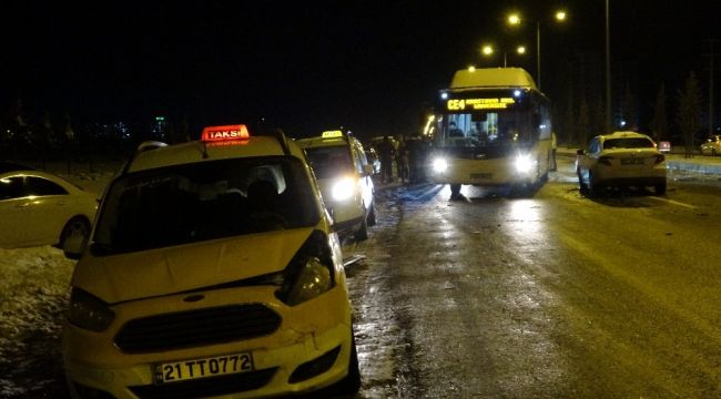 Diyarbakır'da 22 otomobil birbirine girdi: 10 yaralı